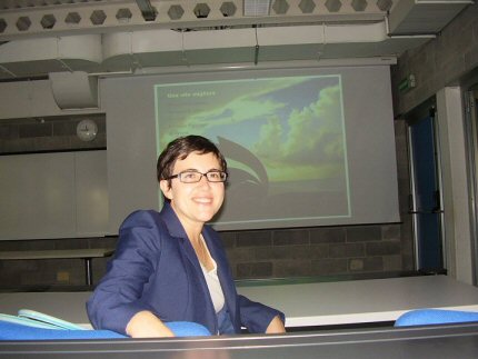 prof. Palmina in un'aula dove vengono proiettare le poesie multimediali